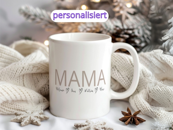 Personalisierte Tasse mit der Aufschrift 'MAMA' und darunter den Namen 'Stefanie', 'Jan', 'Katrin' und 'Alina' mit kleinen Herzsymbolen. Perfektes Geschenk für Mütter.